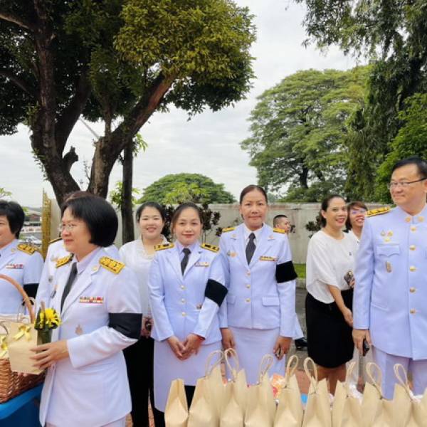 ร่วมในพิธีเจริญพระพุทธมนต์และทำบุญตักบาตร เพื่อถวายเป็นพระราชกุศล เนื่องในวันคล้ายวันพระบรมราชสมภพ พระบาทสมเด็จพระบรมชนกาธิเบศร