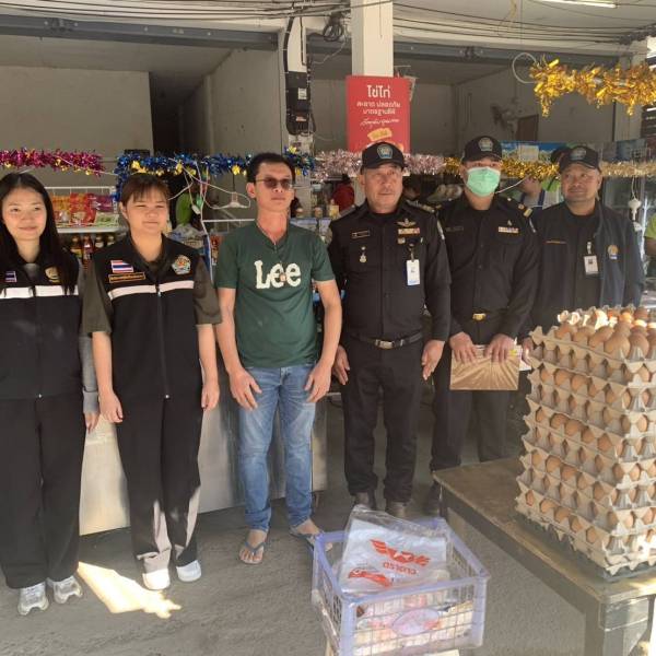 ปศุสัตว์อำเภอดอกคำใต้ จังหวัดพะเยา ร่วมกับด่านกักกันสัตว์พะเยา เข้าตรวจสอบห้องเย็นและสถานที่จำหน่ายอาหาร (Food service) ตามนโยบายกรมปศุสัตว์